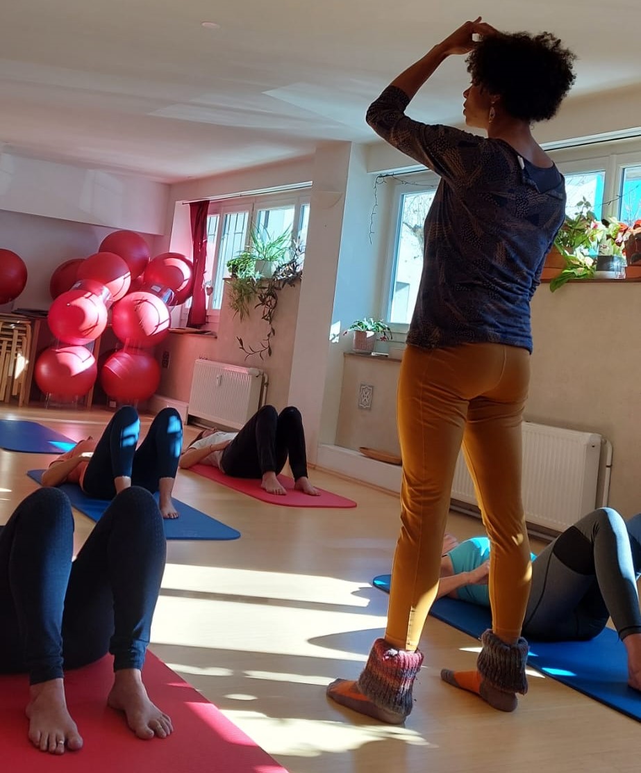 Marie RODE formatrice donne un cours de Pilates collectif