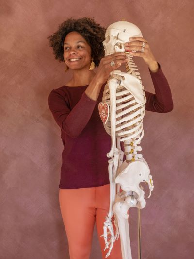 Marie Rode explique la mobilité de la mâchoire sur un squelette à taille humaine