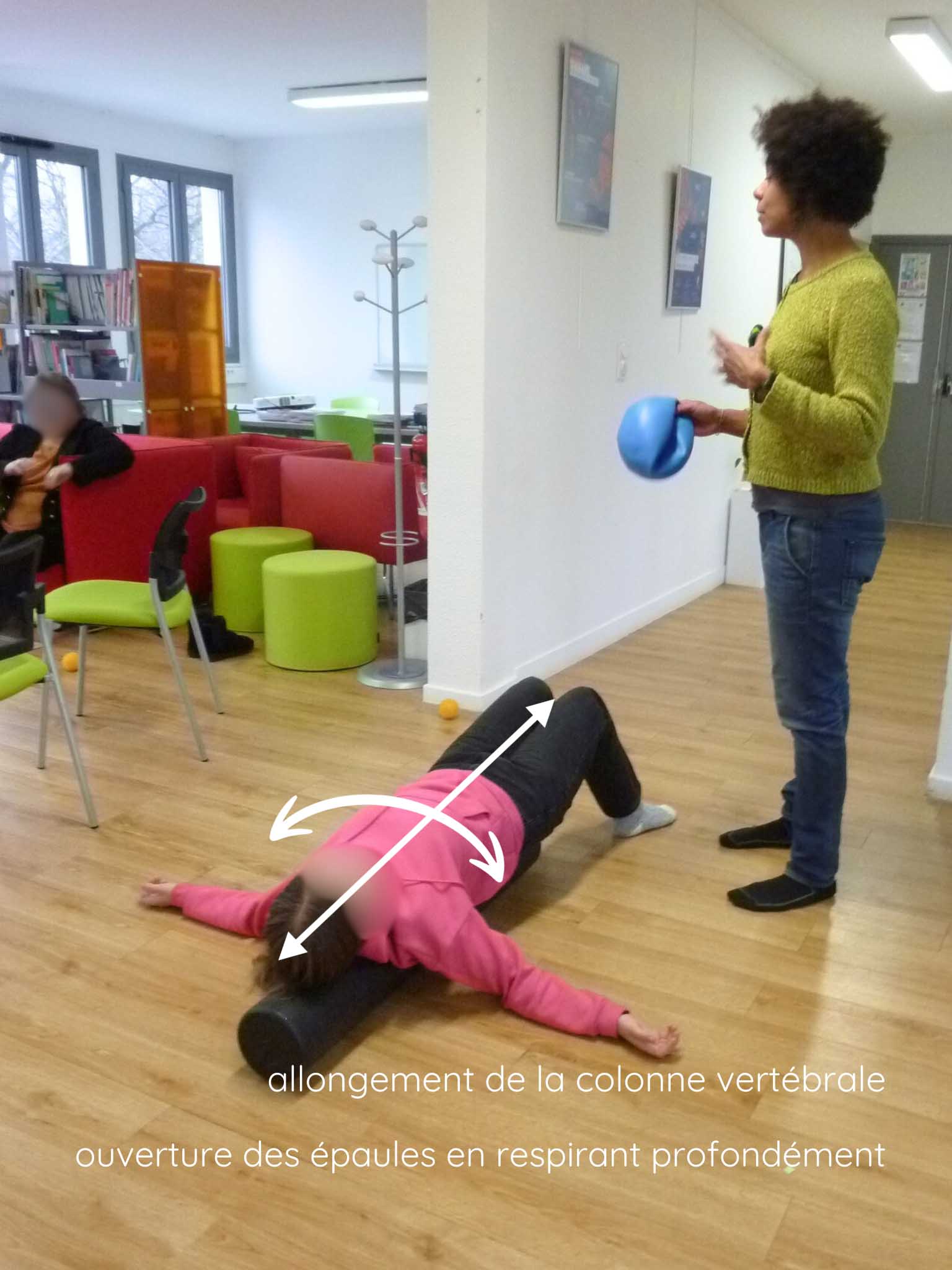 dsden posture - 2 Une personne est allongée sur un rouleau de Pilates posé au sol. Des flèches (1 vers le haut vers la tête et la 2e vers le bas vers le sacrum). D'autres flèches (1 vers la gauche de la personne et 1 vers la droite). Une indication est mentionnée sur la photo : allongement de la colonne vertébrale et ouverture des épaules en respirant profondément